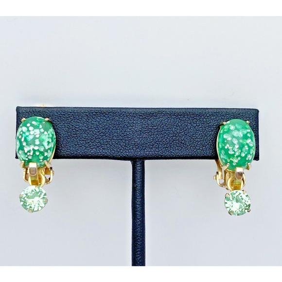 Vintage Green Confetti Glass Cabochon Rhinestone Clip Earrings Gold Tone Glows - Picture 4 of 10